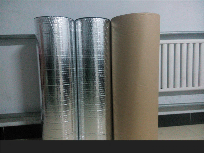 鋁箔橡塑板保溫墻作為一種新型的建筑材料，在現代建筑領(lǐng)域得到了廣泛的應用。其獨特的性能特點(diǎn)和優(yōu)勢，使其在保溫、隔熱、防火、隔音等方面表現出色。本文將詳細介紹鋁箔橡塑板保溫墻的特點(diǎn)、優(yōu)勢以及應用領(lǐng)域。
